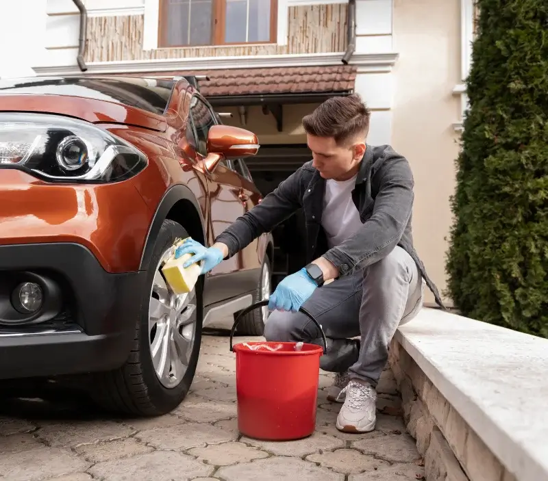 Lavage auto à domicile Saint-Michel-Escalus : professionnel intervenant sur un véhicule
